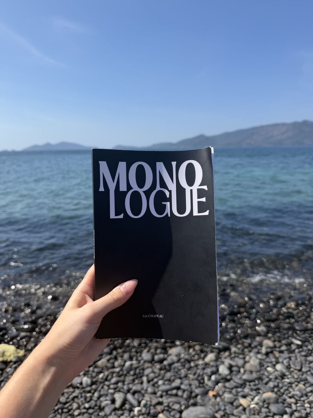 Un lecteur avec son exemplaire de Monologue