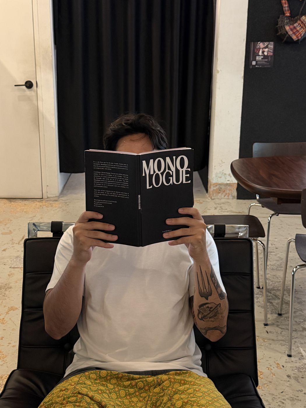 Un lecteur avec son exemplaire de Monologue